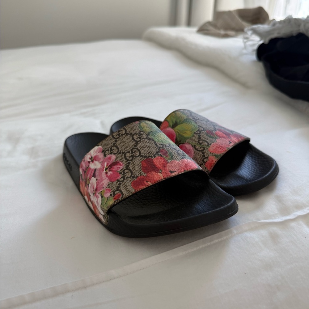 Gucci Women's Black and Pink Floral Sandals - Picture 2 of 7